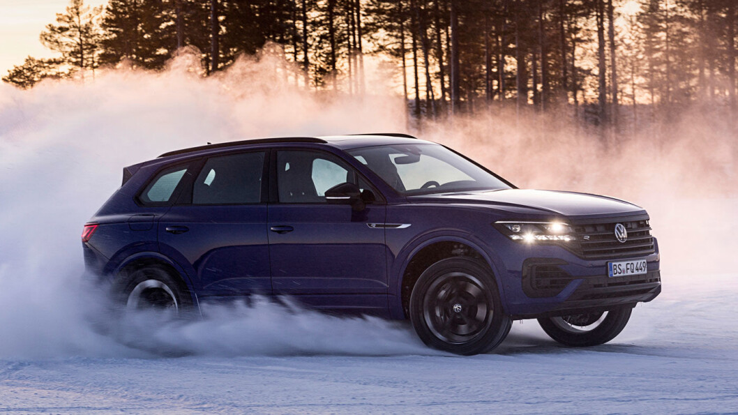 RÅSKINN: Volkswagen Touareg i R-versjon er en ladehybrid - og merkets hittil kraftigste modell. Den har også firehjulsdrift. Foto: Volkswagen AG RÅSKINN: Volkswagen Touareg i R-versjon er en ladehybrid - og merkets hittil kraftigste modell. Den har også firehjulsdrift. Foto: Volkswagen AG