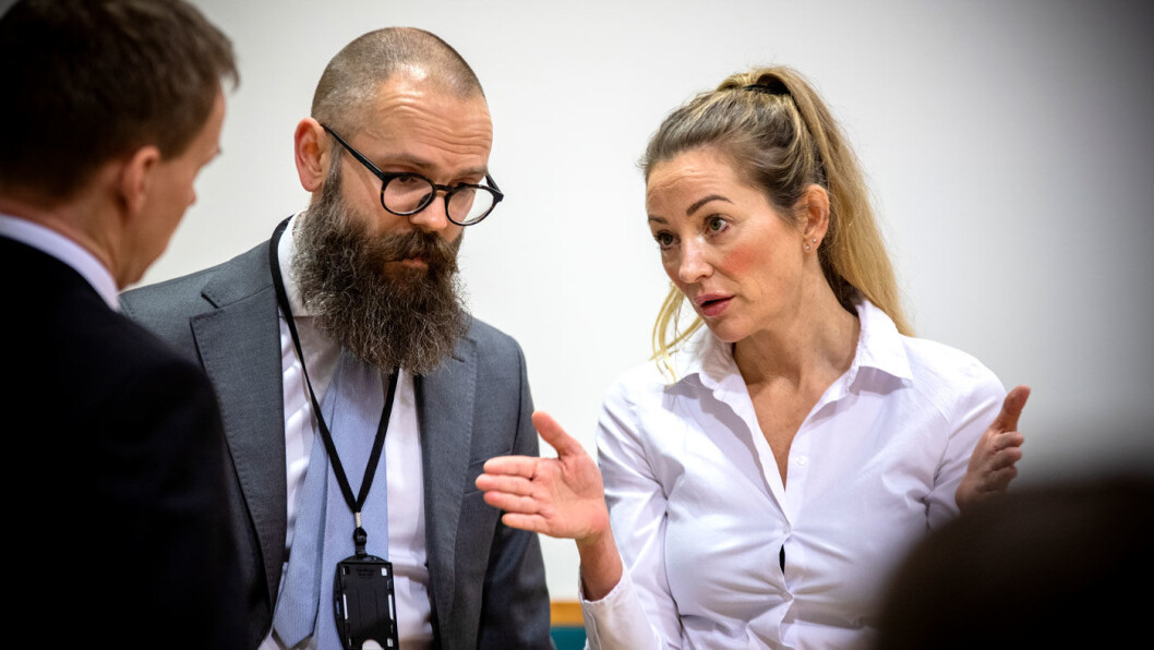 RETTSSAK: Olsens forsvarer Ida Andenæs i samtale med aktorene Hans Olav Røyr (med ryggen til) og Bernt Olav Bryge i Aust-Agder tingrett. Foto: Tomm W. Christiansen RETTSSAK: Olsens forsvarer Ida Andenæs i samtale med aktorene Hans Olav Røyr (med ryggen til) og Bernt Olav Bryge i Aust-Agder tingrett. Foto: Tomm W. Christiansen