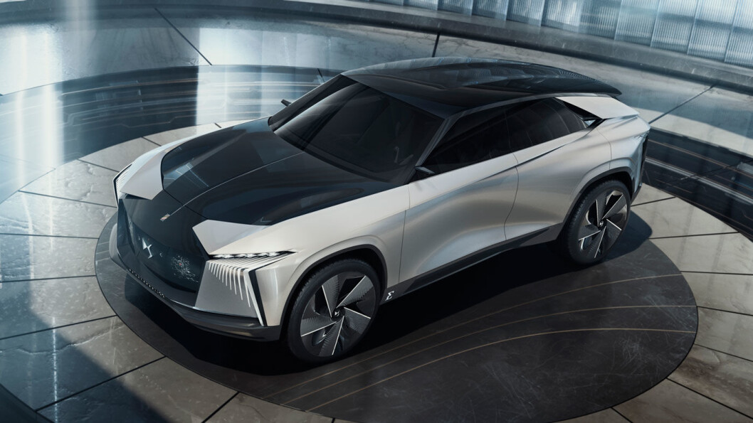 GRÅDIG GLIS: Fronten på DS-konseptbilen gir oss visse assosiasjoner til Lexus. I stedet for grill, har den en dominerende skjerm som dekker sensorene til kjøreassistansen. GRÅDIG GLIS: Fronten på DS-konseptbilen gir oss visse assosiasjoner til Lexus. I stedet for grill, har den en dominerende skjerm som dekker sensorene til kjøreassistansen.