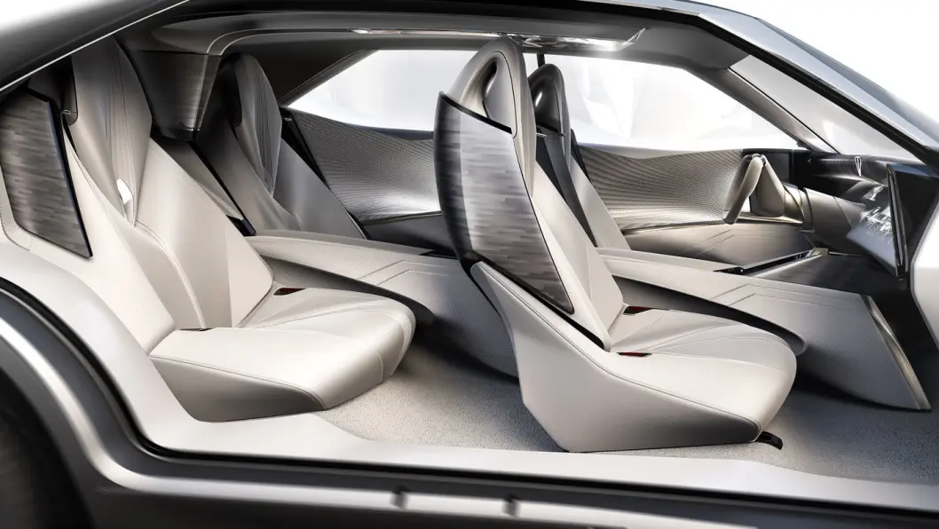 FIRESETER: Interiøret er av lounge-typen som seg hør og bør en luksus-SUV. Materialvalgene skal være motivert av bærekraft-hensyn kombinert med kravene til luksusfølelse. FIRESETER: Interiøret er av lounge-typen som seg hør og bør en luksus-SUV. Materialvalgene skal være motivert av bærekraft-hensyn kombinert med kravene til luksusfølelse.
