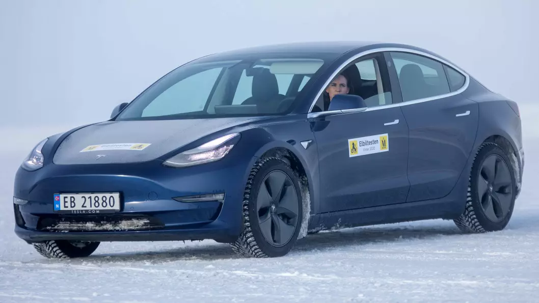 SKUFFER: Tesla Model 3 faller ikke gjennom i noen vinterøvelser, men kommer likevel sist når alle testsjåfører summerer poengene sine. Foto: Tomm W. Christiansen