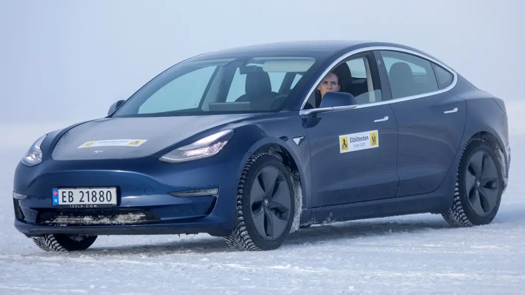 SKUFFER: Tesla Model 3 faller ikke gjennom i noen vinterøvelser, men kommer likevel sist når alle testsjåfører summerer poengene sine. Foto: Tomm W. Christiansen SKUFFER: Tesla Model 3 faller ikke gjennom i noen vinterøvelser, men kommer likevel sist når alle testsjåfører summerer poengene sine. Foto: Tomm W. Christiansen