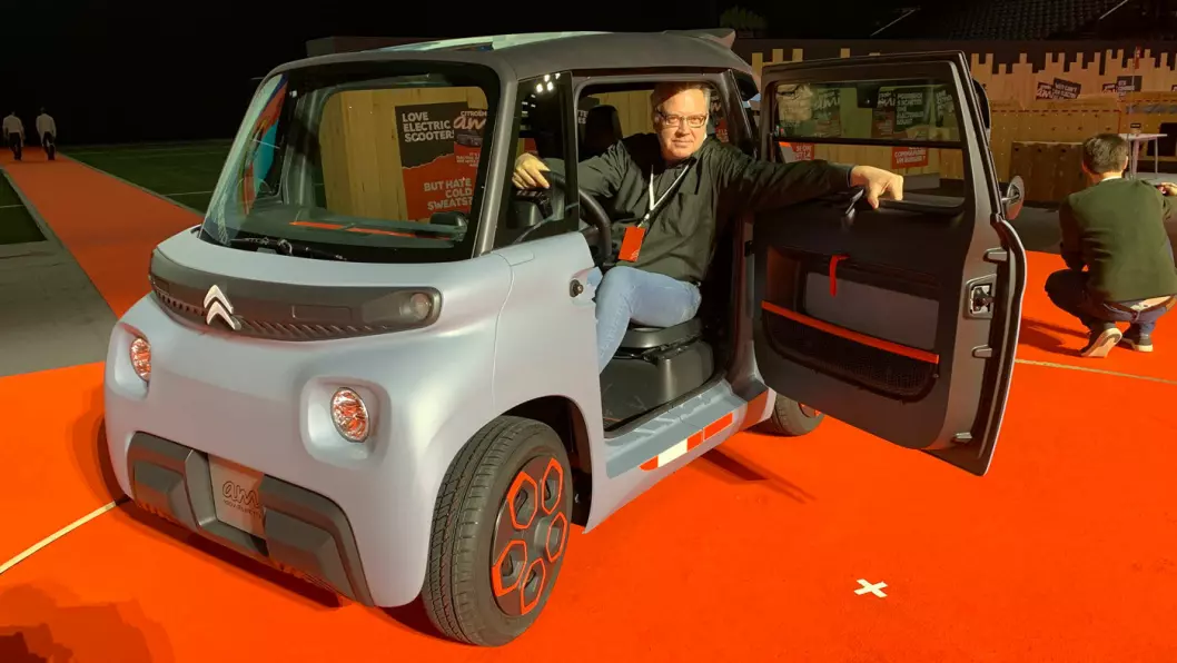 FÅR PLASS: Motors utsendte oppdager det nye mobilitets-objektet. Selv en velvoksen motorjournalist kan fint ta plass i Citroën Ami.&nbsp;