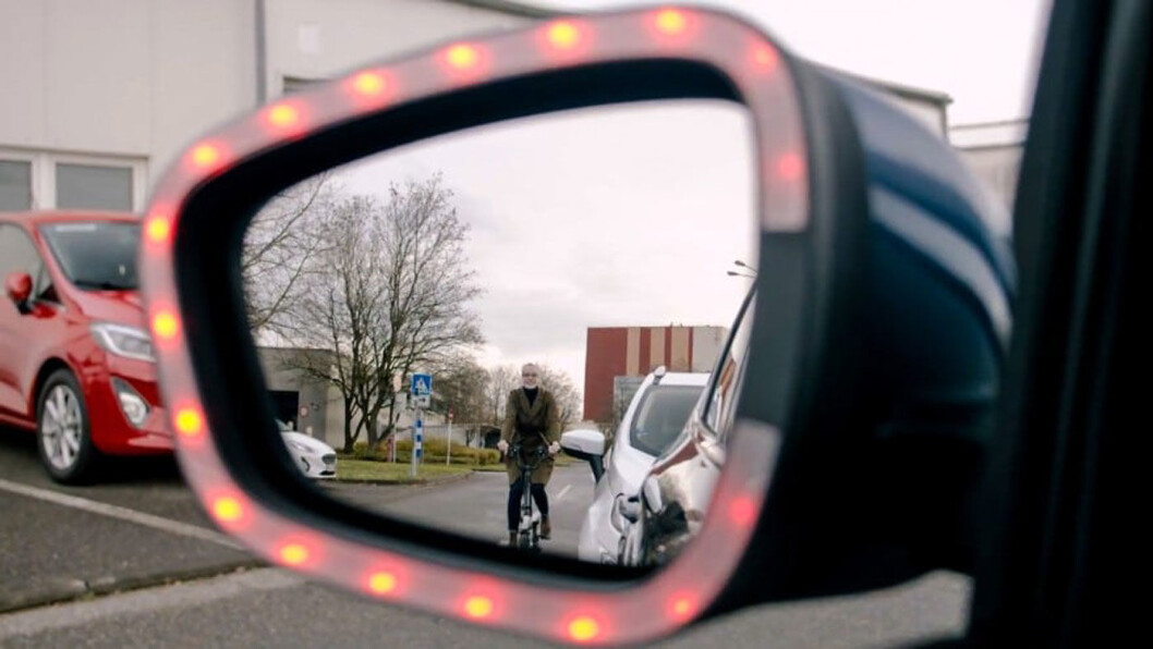DISCO-EFFEKT: Røde, blinkende lys både i speil og i dørsidene skal varsle føreren, passasjerene – og syklisten. Foto: Ford Motor Company DISCO-EFFEKT: Røde, blinkende lys både i speil og i dørsidene skal varsle føreren, passasjerene – og syklisten. Foto: Ford Motor Company