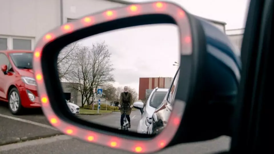 DISCO-EFFEKT: Røde, blinkende lys både i speil og i dørsidene skal varsle føreren, passasjerene – og syklisten. Foto: Ford Motor Company