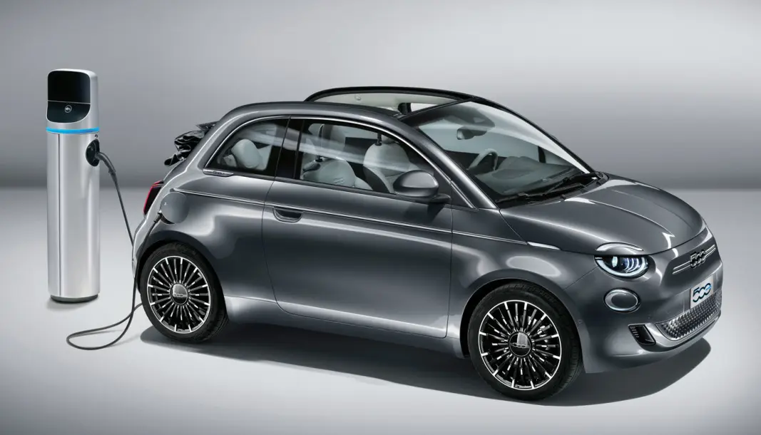 TILBAKEKALLES: Fiat 500 (bildet) og en annen el-småbil, Honda e, må inn for programvareoppdatering TILBAKEKALLES: Fiat 500 (bildet) og en annen el-småbil, Honda e, må inn for programvareoppdatering
