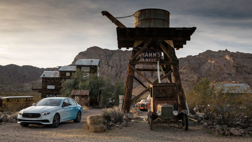 NEW KID IN TOWN: Nye, ladbare Mercedes E-klasse sedan fotografert i ruinene av et tettsted i Nevada under en visning av bilen tidligere i vinter. Foto: Daimler NEW KID IN TOWN: Nye, ladbare Mercedes E-klasse sedan fotografert i ruinene av et tettsted i Nevada under en visning av bilen tidligere i vinter. Foto: Daimler