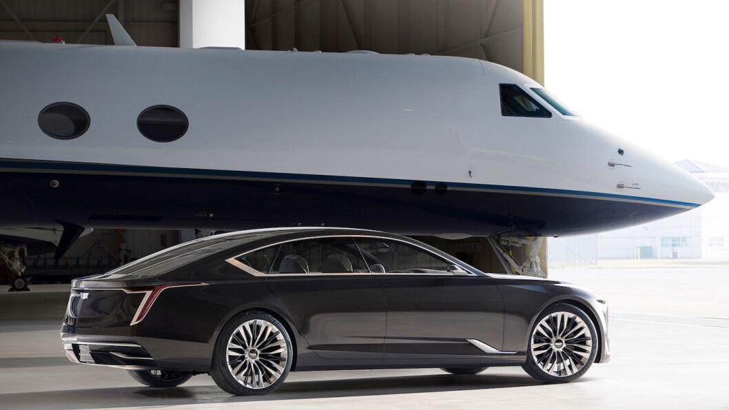 ELEKTRISK LUKSUS: Cadillac har tidligere vist luksussedanen Escala, som V8-motorisert konseptbil (bildet). Det spekuleres i at en kommende modell med denne typen design blir en av de ti elbilene som er planlagt satt i produksjon innen seks år fra nå, og får navnet Celestiq. ELEKTRISK LUKSUS: Cadillac har tidligere vist luksussedanen Escala, som V8-motorisert konseptbil (bildet). Det spekuleres i at en kommende modell med denne typen design blir en av de ti elbilene som er planlagt satt i produksjon innen seks år fra nå, og får navnet Celestiq.