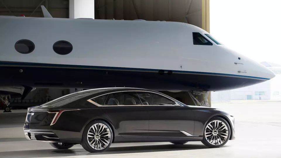 ELEKTRISK LUKSUS: Cadillac har tidligere vist luksussedanen Escala, som V8-motorisert konseptbil (bildet). Det spekuleres i at en kommende modell med denne typen design blir en av de ti elbilene som er planlagt satt i produksjon innen seks år fra nå, og får navnet Celestiq.