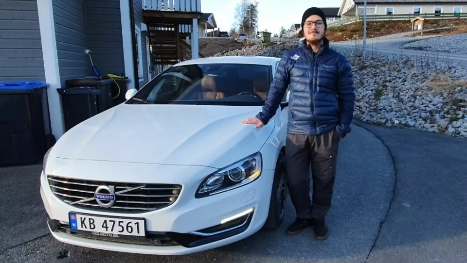 GLAD: Markus Nordeng Selvig hadde nesten gitt opp å få pengene sine fra bruktbilselgeren etter at han fikk problemer med denne Volvoen. Men så tok han saken i egne hender. Foto: Privat