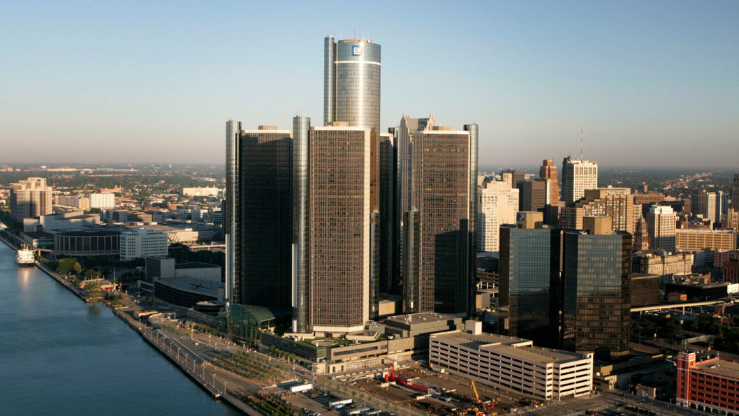FORTSATT MEKTIG: Renaissance Center i Detroit, der General Motors har sitt hovedkvarter. Renaissance betyr, symbolsk nok, «gjenfødelse»... FORTSATT MEKTIG: Renaissance Center i Detroit, der General Motors har sitt hovedkvarter. Renaissance betyr, symbolsk nok, «gjenfødelse»...