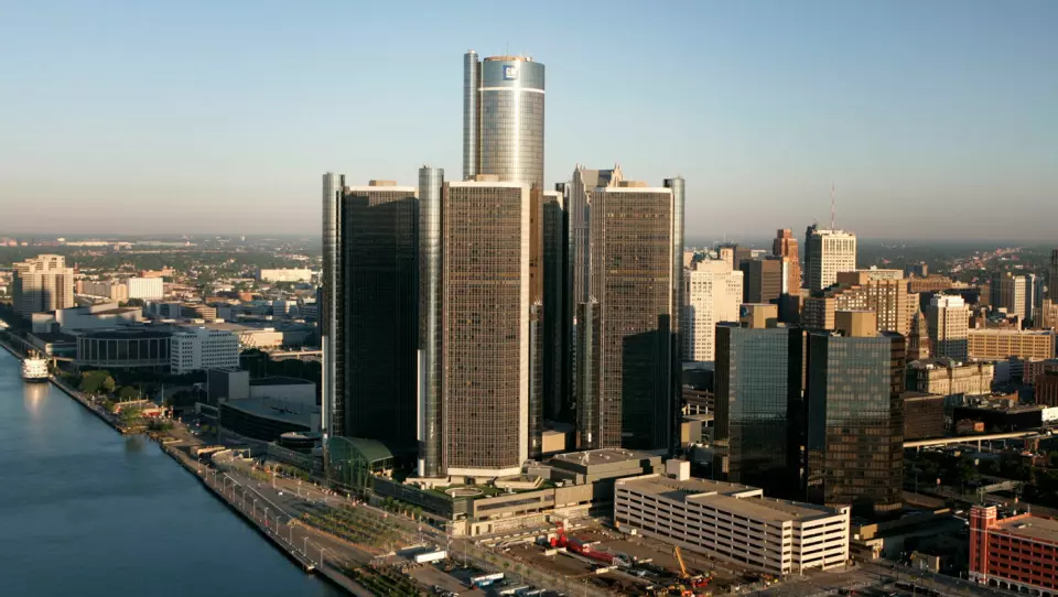 FORTSATT MEKTIG: Renaissance Center i Detroit, der General Motors har sitt hovedkvarter. Renaissance betyr, symbolsk nok, «gjenfødelse»...