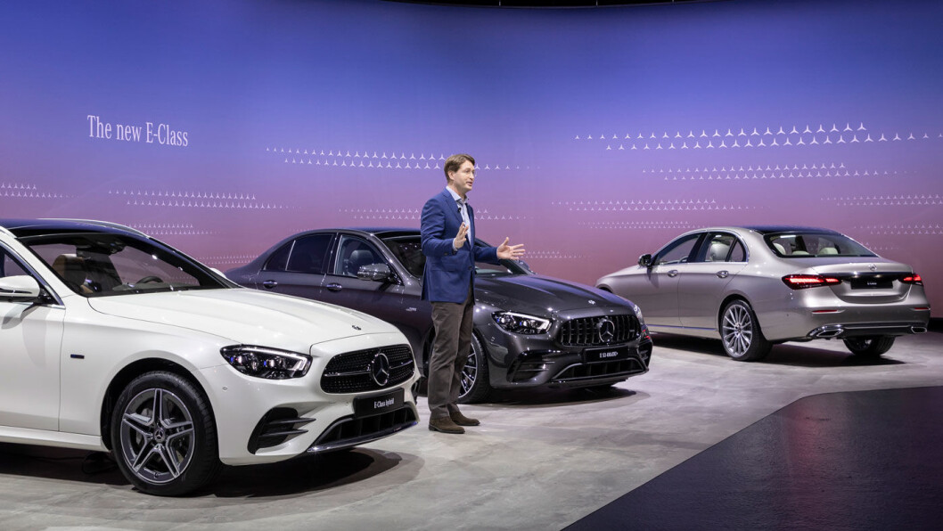 ERSATZ: I stedet for avduking av fornyet E-klasse på bilutstilling, foretok toppsjefen i Mercedes, svensken Ola Källenius, presentasjonen i TV-studio under en strømmet videokonferanse. ERSATZ: I stedet for avduking av fornyet E-klasse på bilutstilling, foretok toppsjefen i Mercedes, svensken Ola Källenius, presentasjonen i TV-studio under en strømmet videokonferanse.