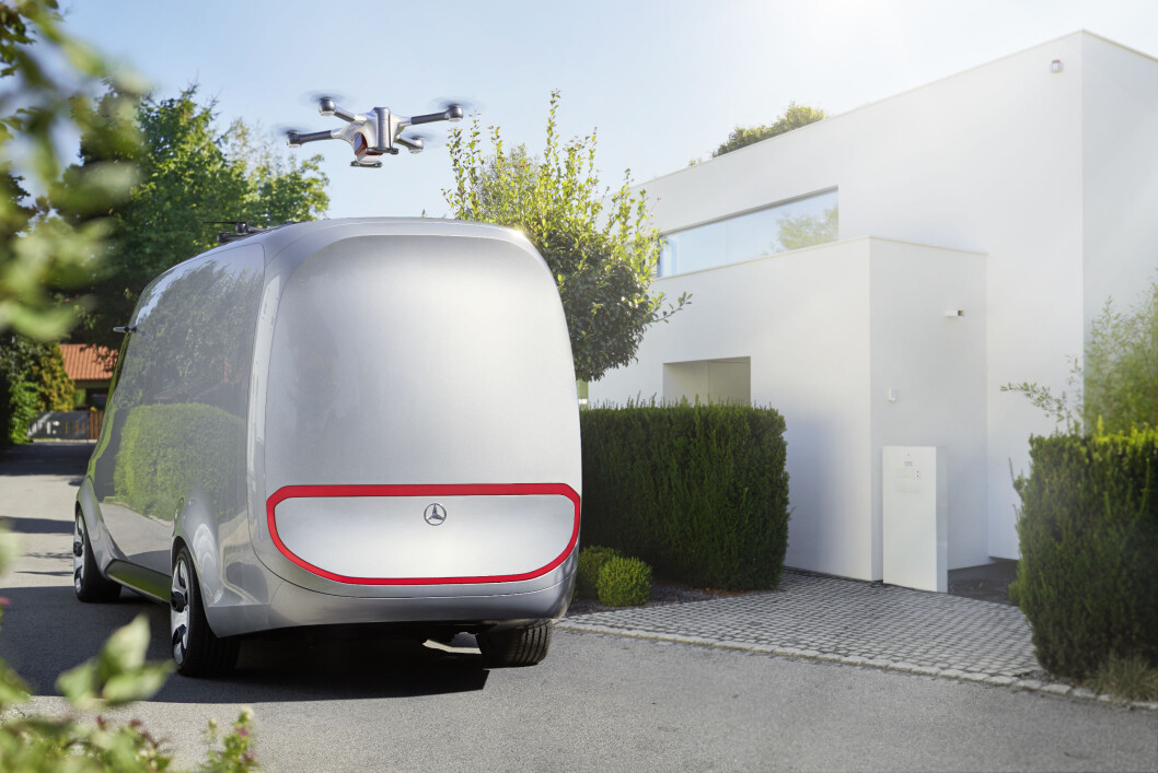 DRONER: Mercedes Vision Van har to droner på taket som leverer pakkene den siste biten fram til kundene. Foto: Mercedes DRONER: Mercedes Vision Van har to droner på taket som leverer pakkene den siste biten fram til kundene. Foto: Mercedes