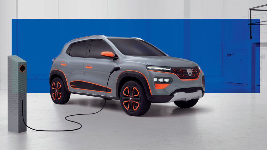 OPTISK BEDRAG: Takket være den utpregede SUV-fasongen, ser Dacia Spring større ut enn den er. Den er nemlig betydelig mindre enn elbilen Renault Zoe. OPTISK BEDRAG: Takket være den utpregede SUV-fasongen, ser Dacia Spring større ut enn den er. Den er nemlig betydelig mindre enn elbilen Renault Zoe.