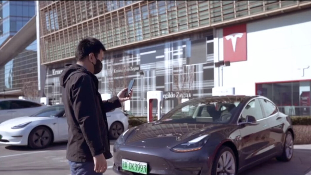 SALG VIA MOBIL: Den potensielle kunden får instruksjoner fra en selger via smarttelefonen for å hente en bil for prøvekjøring. Foto: Skjermdump fra reklamefilm for Tesla på Bilibili SALG VIA MOBIL: Den potensielle kunden får instruksjoner fra en selger via smarttelefonen for å hente en bil for prøvekjøring. Foto: Skjermdump fra reklamefilm for Tesla på Bilibili