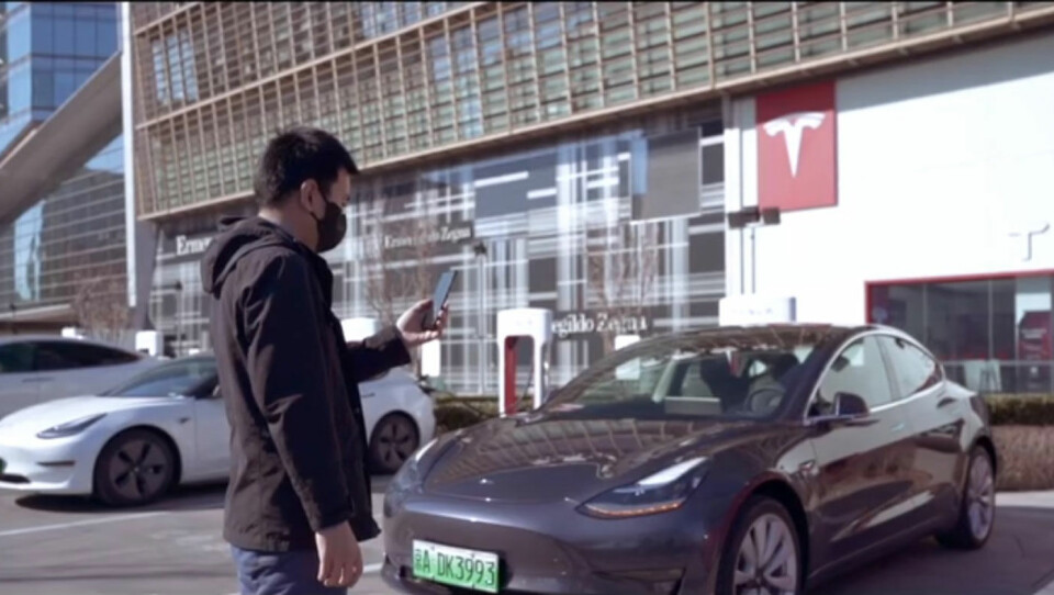 SALG VIA MOBIL: Den potensielle kunden får instruksjoner fra en selger via smarttelefonen for å hente en bil for prøvekjøring. Foto: Skjermdump fra reklamefilm for Tesla på Bilibili