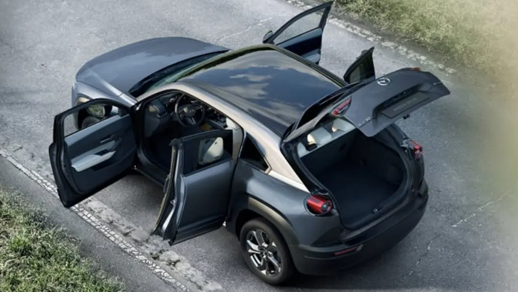 RIMELIG: Mazda MX-30 ser elegant ut og kjører bra. Men ikke så langt. Prisen er til gjengjeld gunstig. Foto: Mazda RIMELIG: Mazda MX-30 ser elegant ut og kjører bra. Men ikke så langt. Prisen er til gjengjeld gunstig. Foto: Mazda