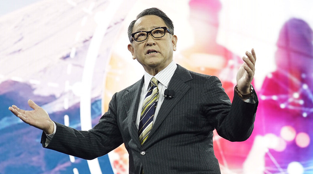 VARSLER BATTERI: Toyotas toppsjef Akio Toyoda annonserer samarbeid med Panasonic om et selskap som skal utvikle og produsere elbilbatterier. Foto: Toyota VARSLER BATTERI: Toyotas toppsjef Akio Toyoda annonserer samarbeid med Panasonic om et selskap som skal utvikle og produsere elbilbatterier. Foto: Toyota