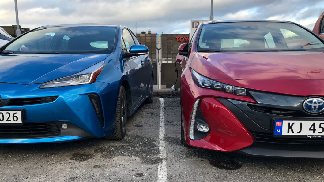 ULIK FRONT: Karosseriet er det samme på en tradisjonell Prius (blå) og en ladbar versjon (rød). Men lyktedesignet skiller dem. ULIK FRONT: Karosseriet er det samme på en tradisjonell Prius (blå) og en ladbar versjon (rød). Men lyktedesignet skiller dem.