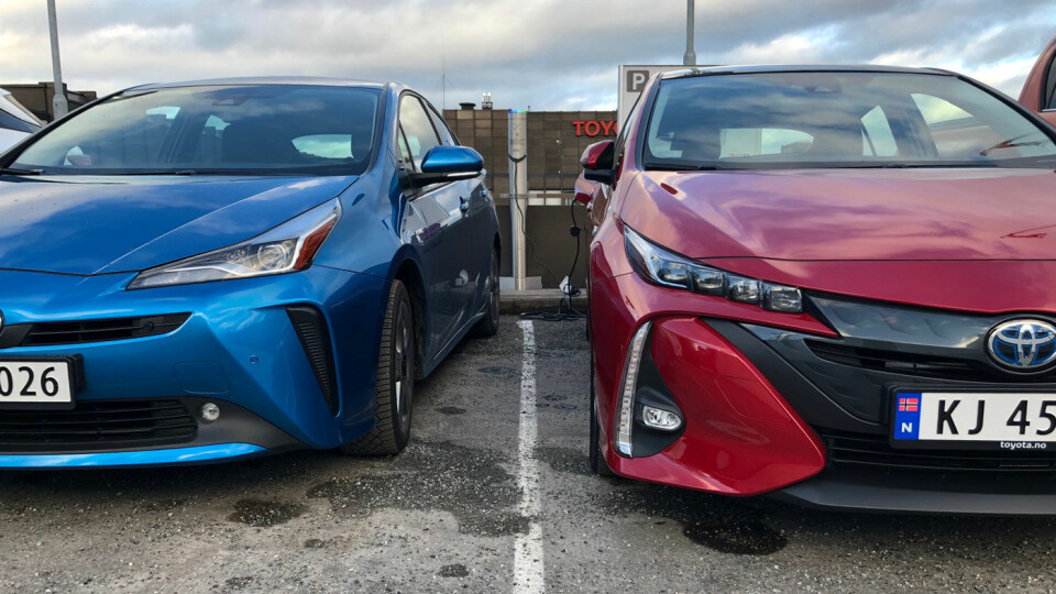 ULIK FRONT: Karosseriet er det samme på en tradisjonell Prius (blå) og en ladbar versjon (rød). Men lyktedesignet skiller dem.
