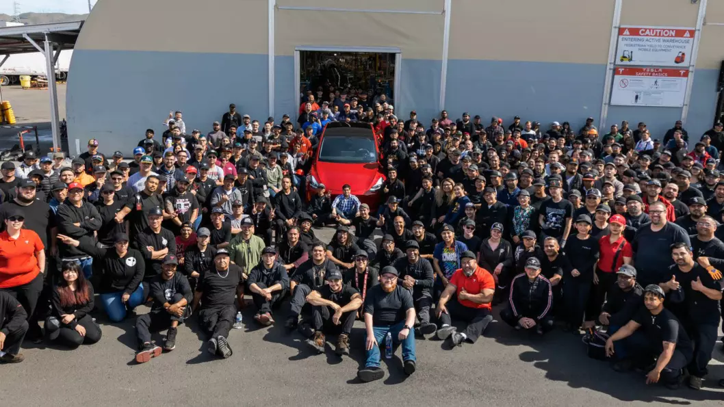 NUMMER 1.000.000: Det ble en rød Model Y. Elon Musk kunne denne uken feire milepælen sammen med ansatte ved Tesla-fabrikken i Fremont. Foto: Tesla