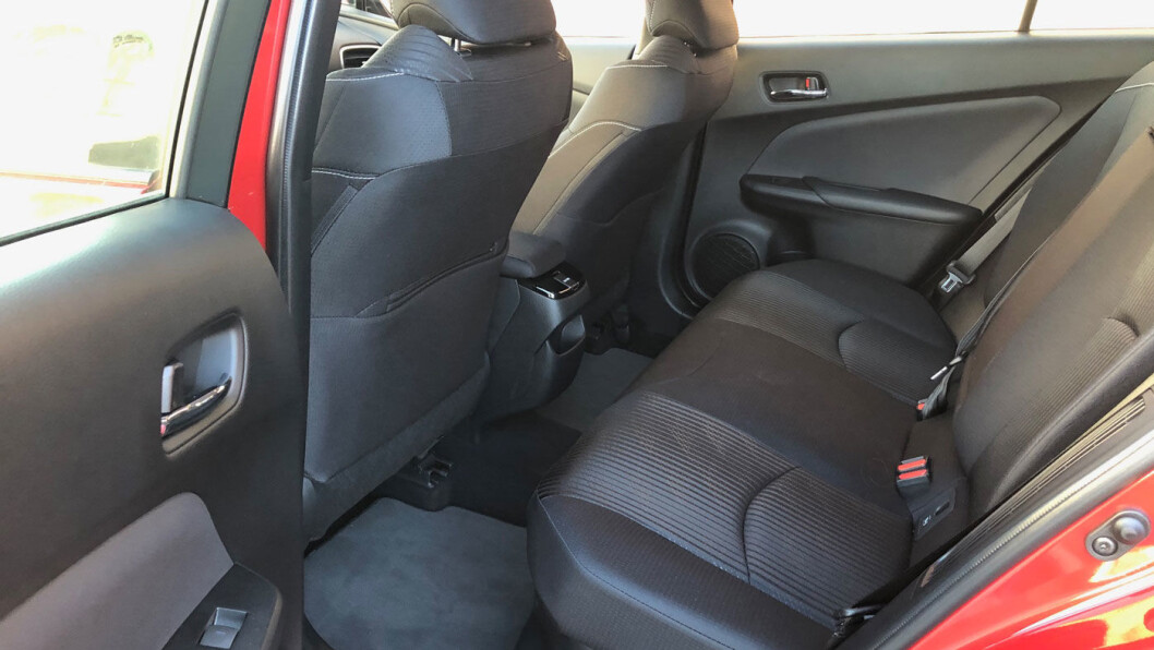 PLASS TIL TRE: Omsider kan det sitte tre i baksetet også i en ladbar Prius. PLASS TIL TRE: Omsider kan det sitte tre i baksetet også i en ladbar Prius.