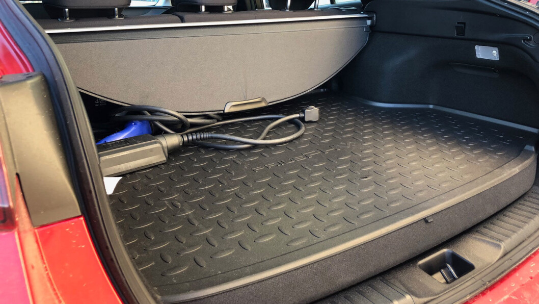 PLASSPROBLEM: Selv en vanlig Prius har ikke voldsomt med bagasjeplass (over). En ladbar Prius har 140 liter mindre (det nederste bildet). Det forhøyede bagasjeromsgulvet er både synlig og merkbart. PLASSPROBLEM: Selv en vanlig Prius har ikke voldsomt med bagasjeplass (over). En ladbar Prius har 140 liter mindre (det nederste bildet). Det forhøyede bagasjeromsgulvet er både synlig og merkbart.