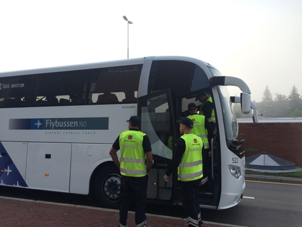 1.500 KRONER: Nå får du 1500 kroner i bot hvis du ikke bruker beltet i buss. Foto: Statens vegvesen 1.500 KRONER: Nå får du 1500 kroner i bot hvis du ikke bruker beltet i buss. Foto: Statens vegvesen