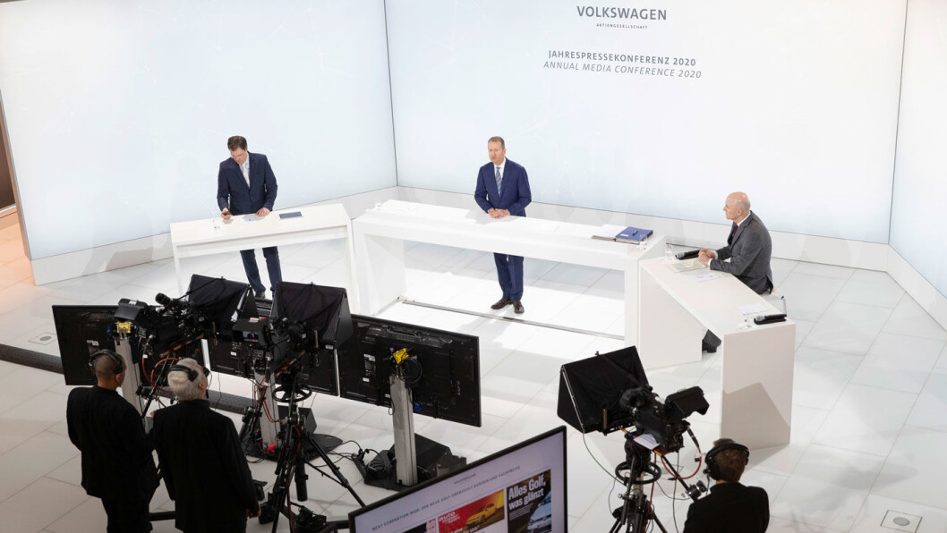VIRUSFRITT: Volkswagen-sjef Herbert Diess holdt tirsdag årets presentasjon av siste års regnskapstall som en ren videoseanse – uten journalister og analytikere tilstede. Her i Volkswagens studio, flankert av kommunikasjonsdirektør Marc Langendorf (t.v.) og Frank Witter, styremedlem i Volkswagen AG med ansvar for økonomi og IKT. VIRUSFRITT: Volkswagen-sjef Herbert Diess holdt tirsdag årets presentasjon av siste års regnskapstall som en ren videoseanse – uten journalister og analytikere tilstede. Her i Volkswagens studio, flankert av kommunikasjonsdirektør Marc Langendorf (t.v.) og Frank Witter, styremedlem i Volkswagen AG med ansvar for økonomi og IKT.