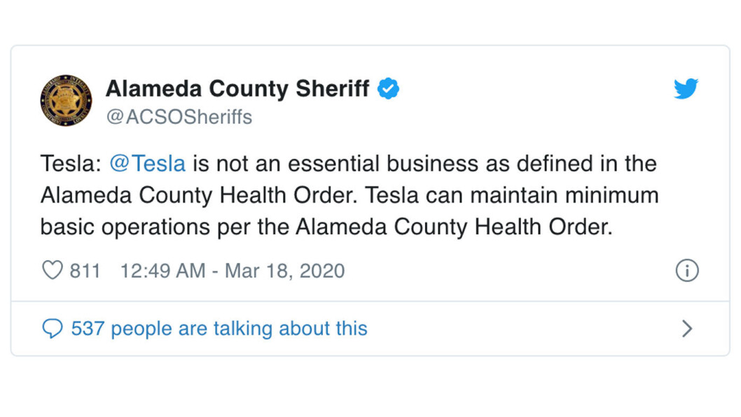 STOPP: Det er ikke samfunnskritisk viktig å lage Tesla-biler, fastslår sheriffen i Alameda County. Foto: Skjermdump fra Twitter STOPP: Det er ikke samfunnskritisk viktig å lage Tesla-biler, fastslår sheriffen i Alameda County. Foto: Skjermdump fra Twitter