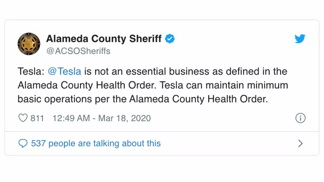 STOPP: Det er ikke samfunnskritisk viktig å lage Tesla-biler, fastslår sheriffen i Alameda County. Foto: Skjermdump fra Twitter