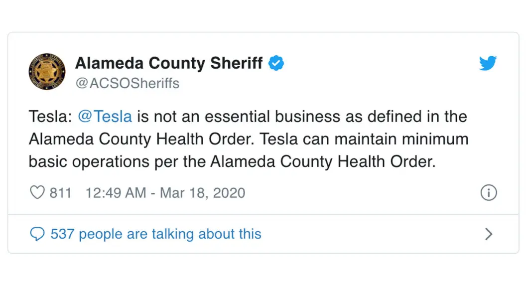 STOPP: Det er ikke samfunnskritisk viktig å lage Tesla-biler, fastslår sheriffen i Alameda County. Foto: Skjermdump fra Twitter STOPP: Det er ikke samfunnskritisk viktig å lage Tesla-biler, fastslår sheriffen i Alameda County. Foto: Skjermdump fra Twitter