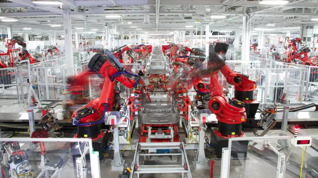 STORT BEHOV: Én eneste elbil kan inneholde 50 kilo grafitt. Bildet er fra Teslas fabrikk i Fremont i California.