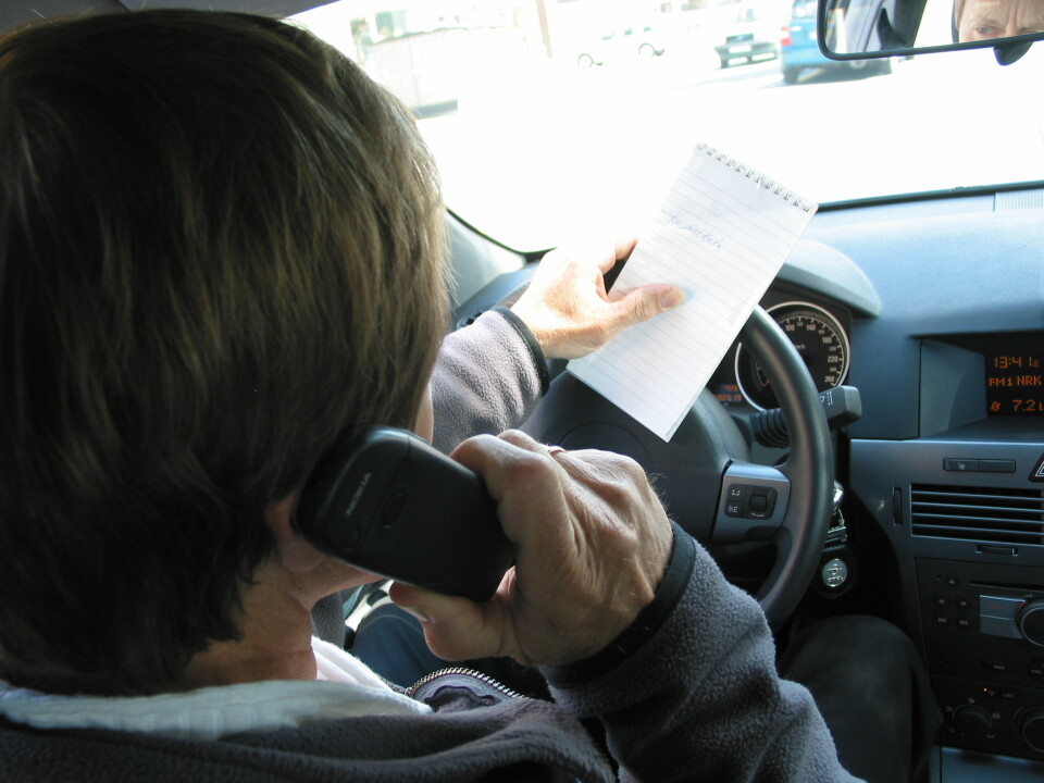 HØY RISIKO: I en fersk rapport slår TØI fast at mobilbruk bak rattet kan øke risikoen for ulykker så mye som 164 ganger. Nå ønsker Samferdselsdepartementet å øke boten. Foto: Rune Korsvoll