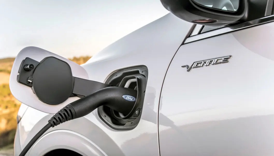 IKKE GJØR DET: Kjøpere av Ford Kuga som ladehybrid (PHEV) må inntil videre avstå fra å lade bilen sin slik. IKKE GJØR DET: Kjøpere av Ford Kuga som ladehybrid (PHEV) må inntil videre avstå fra å lade bilen sin slik.