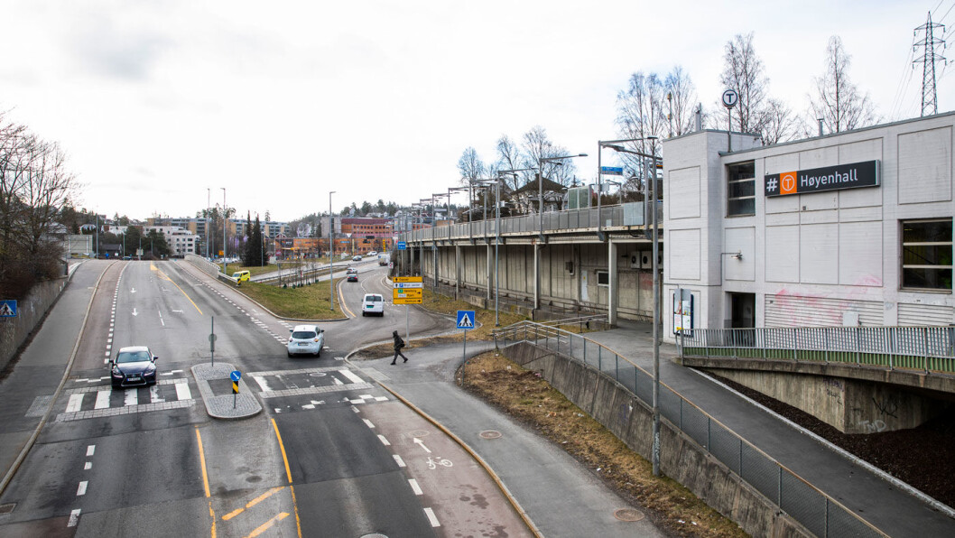 IKKE HELT RUSH: Dette bildet er tatt onsdag klokken 8.48. På dette tidspunktet ville det vanligvis vært travel rushtid på Bryn i Oslo. For å hindre smitte av koronaviruset holder de fleste seg hjemme. Foto: Håkon Mosvold Larsen / NTB scanpix IKKE HELT RUSH: Dette bildet er tatt onsdag klokken 8.48. På dette tidspunktet ville det vanligvis vært travel rushtid på Bryn i Oslo. For å hindre smitte av koronaviruset holder de fleste seg hjemme. Foto: Håkon Mosvold Larsen / NTB scanpix