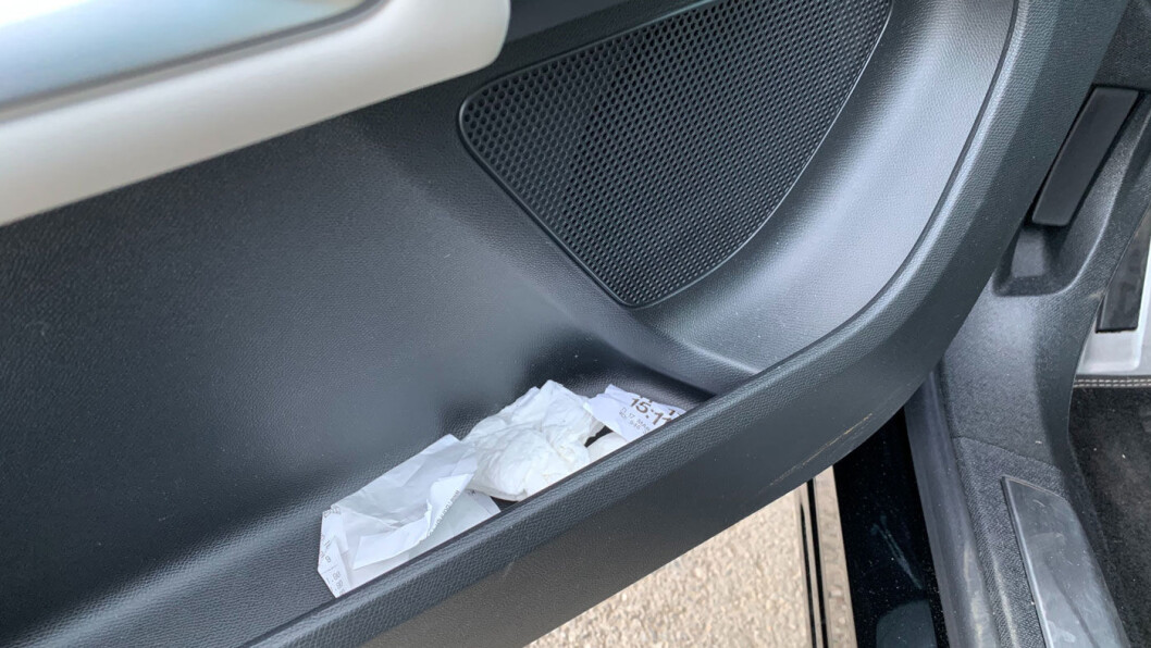 VERSTING: Når bilen skal rengjøres, må alskens rask og søppel fjernes først. Brukte papirlommetørklær er selvsagt verstingen. VERSTING: Når bilen skal rengjøres, må alskens rask og søppel fjernes først. Brukte papirlommetørklær er selvsagt verstingen.