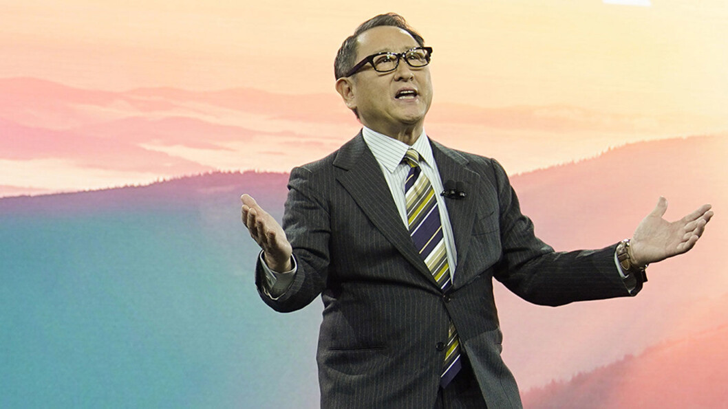 POSITIV: Toyota-sjef Akio Toyoda tror smil kan bidra til å gjøre det lettere å komme gjennom korona-krisen. Foto: Toyota POSITIV: Toyota-sjef Akio Toyoda tror smil kan bidra til å gjøre det lettere å komme gjennom korona-krisen. Foto: Toyota