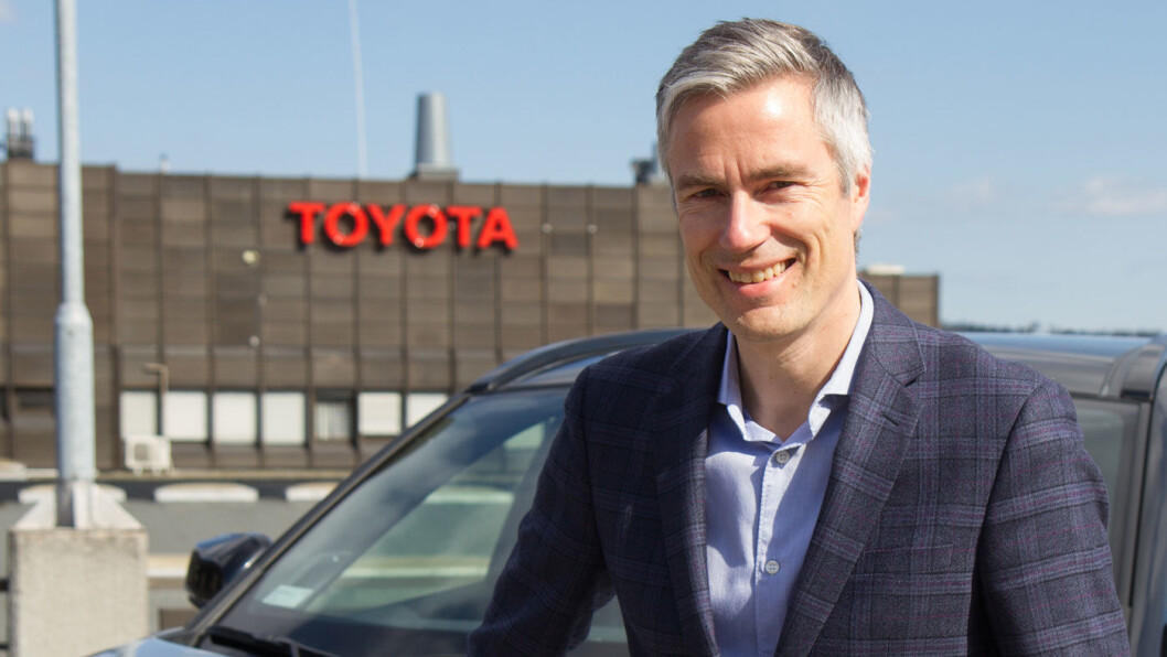 IMPORTØRER FORAN VALUTA-KRISE: Toyota er blant dem som merker valutasvingningene kraftig. – Den siste utviklingen av kronekursen er dramatisk og dersom det vedvarer vil dette medføre at fabrikken må øke prisene, sier Espen Olsen, kommunikasjonsdirektør i Toyota Norge, til Motor. IMPORTØRER FORAN VALUTA-KRISE: Toyota er blant dem som merker valutasvingningene kraftig. – Den siste utviklingen av kronekursen er dramatisk og dersom det vedvarer vil dette medføre at fabrikken må øke prisene, sier Espen Olsen, kommunikasjonsdirektør i Toyota Norge, til Motor.