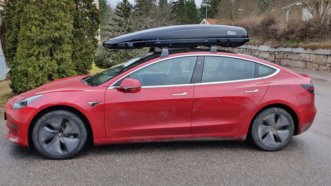 RIKTIG MONTERT: Med takboksen riktig montert, økte luftmotstanden og rekkevidden ble redusert på denne Teslaen. RIKTIG MONTERT: Med takboksen riktig montert, økte luftmotstanden og rekkevidden ble redusert på denne Teslaen.