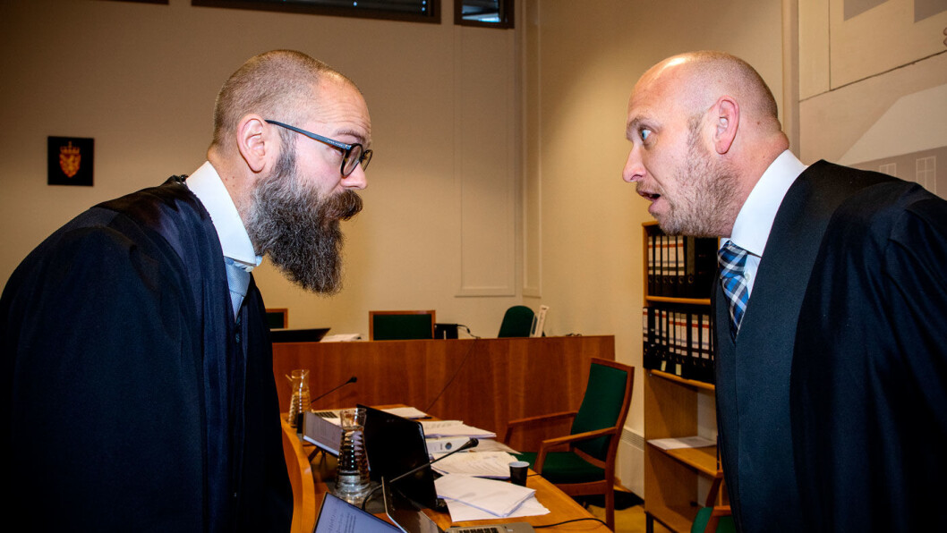 FÅR MILLIONER: Forsvarer Henrik Nikolai Bliksrud (t.h.) og de to andre forsvarerne får totalt tre millioner kroner for å forsvare bruktbilselger i retten. Til venstre: Politiadvokat Bernt Olav Bryge. Foto: Tomm W. Christiansen FÅR MILLIONER: Forsvarer Henrik Nikolai Bliksrud (t.h.) og de to andre forsvarerne får totalt tre millioner kroner for å forsvare bruktbilselger i retten. Til venstre: Politiadvokat Bernt Olav Bryge. Foto: Tomm W. Christiansen