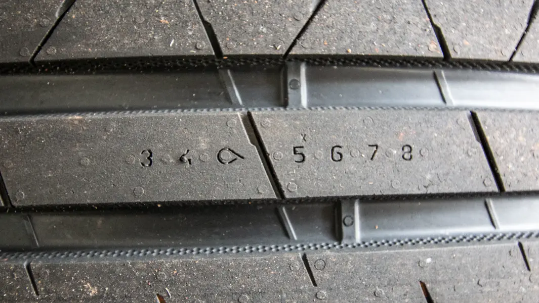 <span class="font-weight-bold" data-lab-font_weight_desktop="font-weight-bold">SLITASJEVARSLER: </span>Noen dekk har også tall på den flaten som ruller mot bakken. Men disse forteller bare hvor slitt dekket er. 4-tallet forsvinner sist, og når det blir borte er det tid for å kjøpe nytt. <span class="font-weight-bold" data-lab-font_weight_desktop="font-weight-bold">SLITASJEVARSLER: </span>Noen dekk har også tall på den flaten som ruller mot bakken. Men disse forteller bare hvor slitt dekket er. 4-tallet forsvinner sist, og når det blir borte er det tid for å kjøpe nytt.