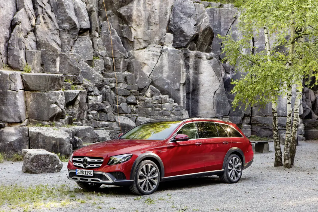 BARSK: Mercedes E-klasse All-terrain er ikke bare barsk å se på, den takler de tøffeste veienen. Foto: Mercedes BARSK: Mercedes E-klasse All-terrain er ikke bare barsk å se på, den takler de tøffeste veienen. Foto: Mercedes