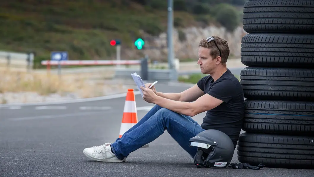 TESTSJEF: Nils Svärd noterer underveis i arbeidet med sommerdekktesten. TESTSJEF: Nils Svärd noterer underveis i arbeidet med sommerdekktesten.
