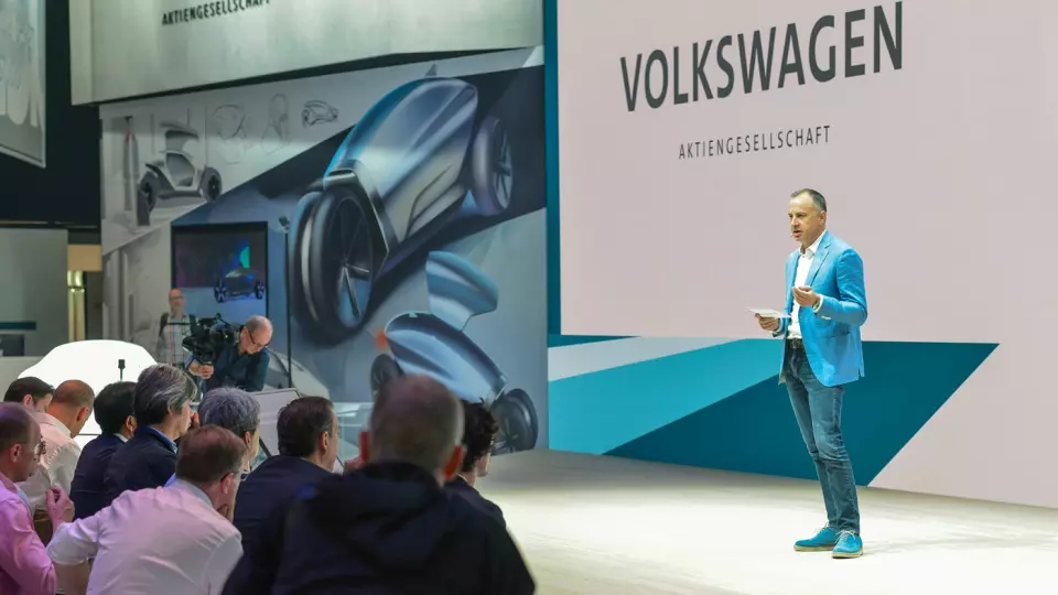 FORLATER SKUTEN: Martin Hofman, Volkswagen-konsernets IT-direktør, med hovedansvaret for all programvare og elbil-strategi, trekker seg i slutten av mars.