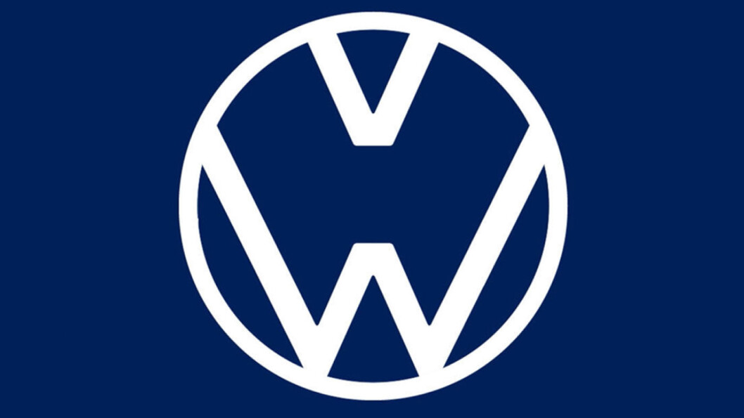 PÅMINNELSE: VW brukte sin egen logo for å minne om å holde avstand. PÅMINNELSE: VW brukte sin egen logo for å minne om å holde avstand.