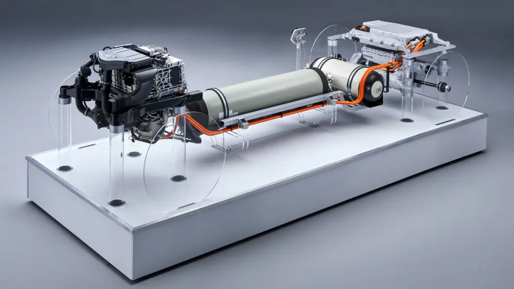 MEDBRAKT KRAFTVERK: I motsetning til en batterielektrisk bil, der energien er medbrakt i en batteripakke, produseres strømmen ombord i hydrogenbilen, der brenselcellene opererer som et kraftverk ved å la hydrogenet reagere med oksygen slik at det produseres elektrisk energi – og vanndamp. MEDBRAKT KRAFTVERK: I motsetning til en batterielektrisk bil, der energien er medbrakt i en batteripakke, produseres strømmen ombord i hydrogenbilen, der brenselcellene opererer som et kraftverk ved å la hydrogenet reagere med oksygen slik at det produseres elektrisk energi – og vanndamp.