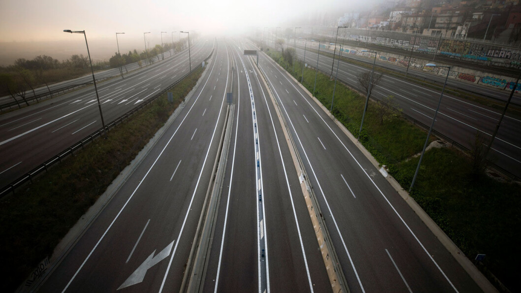 STILLHET: Motorvei i retning Barcelona uten trafikk i midten av mars. Ekstreme tiltak mot koronaviruset har ført til en kraftig oppbremsing av transport, reising og annen økonomisk aktivitet. Også CO2-utslippene faller trolig kraftig på kort sikt. Foto: Emilio Morenatti / AP / NTB scanpix STILLHET: Motorvei i retning Barcelona uten trafikk i midten av mars. Ekstreme tiltak mot koronaviruset har ført til en kraftig oppbremsing av transport, reising og annen økonomisk aktivitet. Også CO2-utslippene faller trolig kraftig på kort sikt. Foto: Emilio Morenatti / AP / NTB scanpix