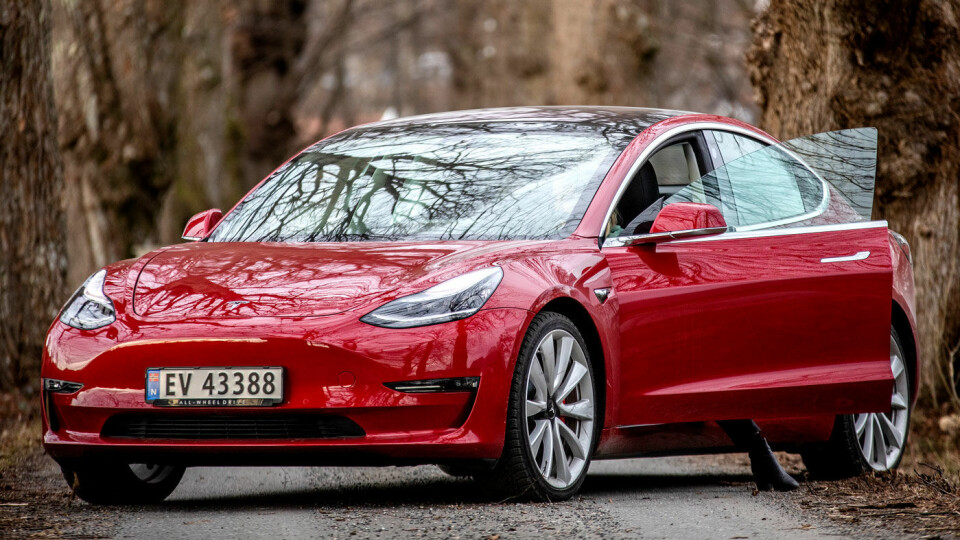 HELT I TET: Tesla kommer best ut i GlobalDatas omfattende analyse av hvor godt de ulike bilprodusentene er posisjonert for en fremtid etter koronakrisen. Her er Teslas bestselgende Model 3. Foto: Tomm W. Christiansen